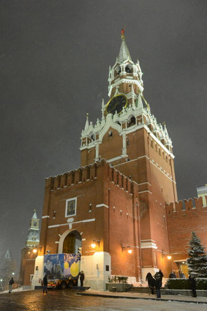 Shipping main all-Russian Christmas tree in the Kremlin on the cargo trailer.のeditorial素材