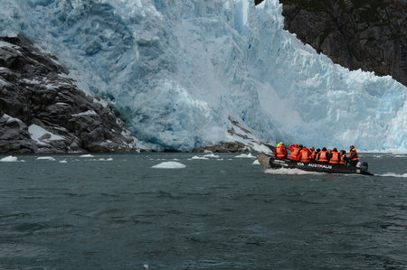 The landing of tourists from the cruise ship to the glacier Nena.のeditorial素材
