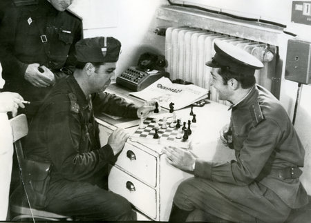 Soviet and Czechoslovak officers in the game of chess in Prague in August 1968.のeditorial素材