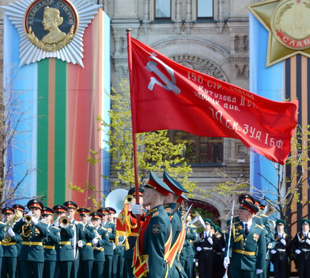 Soldiers of the honor guard special commandant of the Preobrazhensky regiment carry the flag of Victory at the rehearsal of the military parade on red square.のeditorial素材