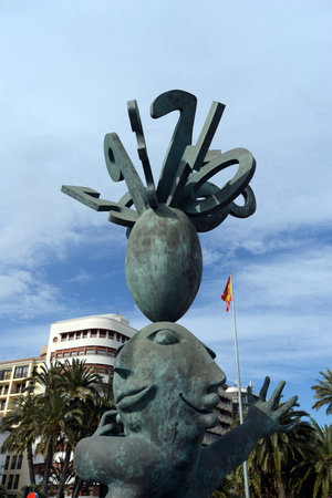 The sculpture of the Predictor on the Marine square in Alicante.のeditorial素材