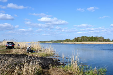 Fishermen on the Big Ostrovoye lake in the Mamontovsky district of the Altai Territory.のeditorial素材