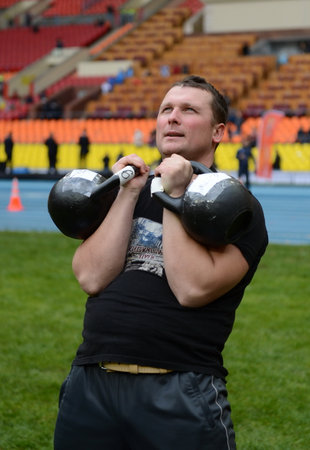 Men compete in raising weights.のeditorial素材