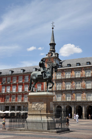 Equestrian statue of King Philip III at the Plaza Mayor in Madrid.のeditorial素材