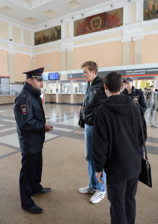 The police officer controls the public at the railway station of Tula station.のeditorial素材