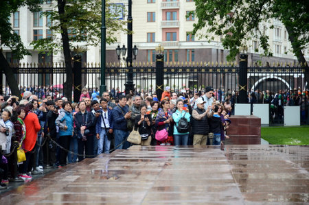 Tourists watch the change of guard of honor at the grave of an unknown soldier in the Alexander Garden.のeditorial素材