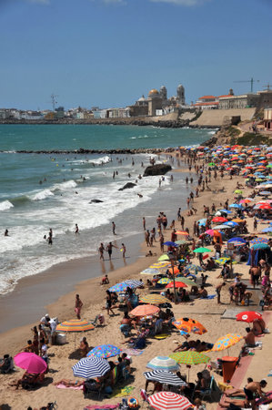People on the Atlantic coast beach in Cadiz.のeditorial素材