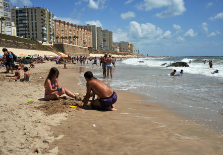 People on the Atlantic coast beach in Cadiz.のeditorial素材