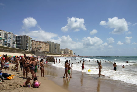 People on the Atlantic coast beach in Cadiz.のeditorial素材