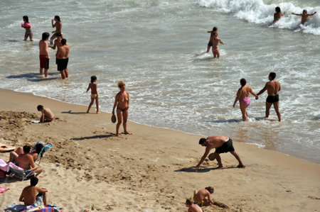 People on the Atlantic coast beach in Cadiz.のeditorial素材
