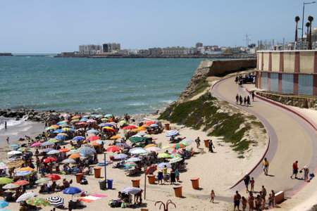 People on the Atlantic coast beach in Cadiz.のeditorial素材