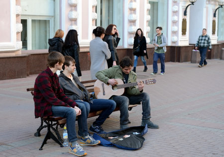 The guitarist plays on the pedestrian street Arbat in Moscow.のeditorial素材