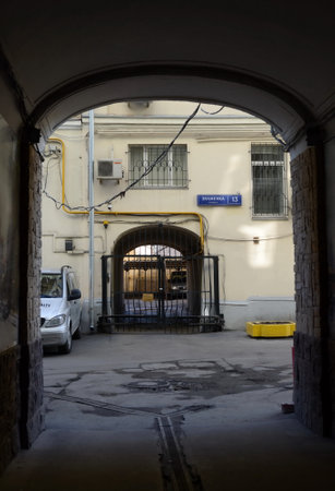 Arch in the street on the street Znamenka in Moscow.のeditorial素材