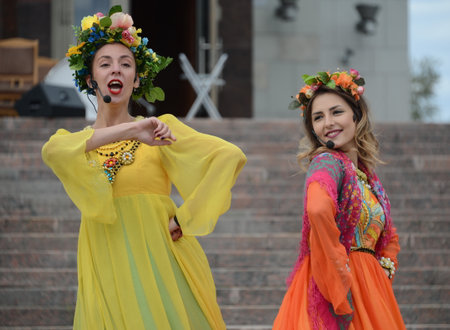 The Moscow folklore ensemble "Gornitsa" performs on the Prospekt Mira.のeditorial素材