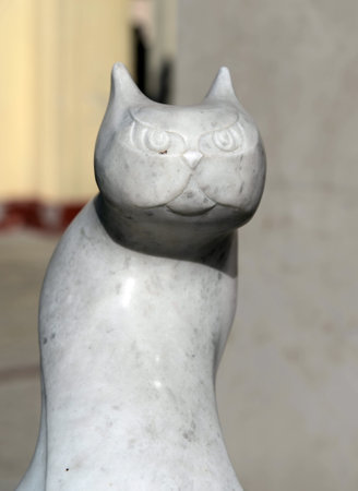 The statue of the cat of Yury kuklacheva on Kutuzovsky Prospekt in Moscowのeditorial素材