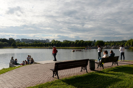 People relax on the Tsaritsyno pond in the Moscow Park "Tsaritsyno"のeditorial素材