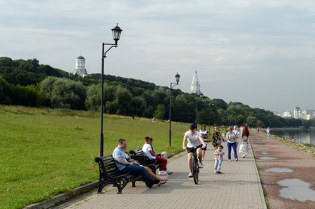 People relax along the waterfront in the estate Kolomenskoe. Moscowのeditorial素材