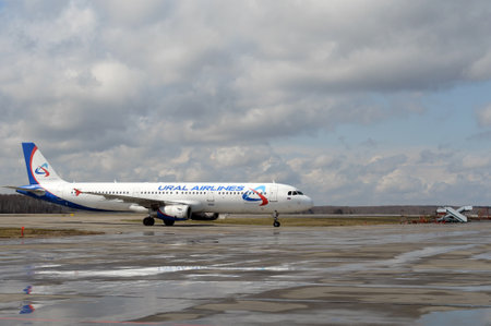 Aircraft Airbus A321 (VQ-BOC) airline "Ural airlines" at the international airport Domodedovo in Moscowのeditorial素材