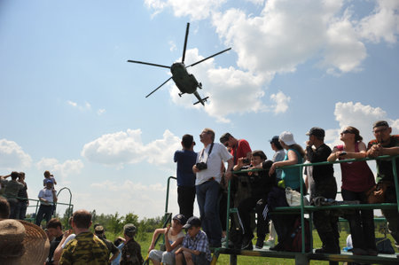Viewers watch an aviation showのeditorial素材