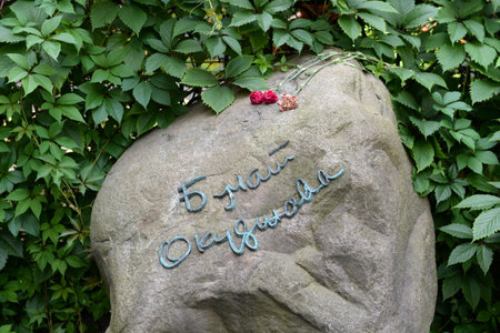 Monument on the grave of the poet Bulat Okudzhava at the Vagankovsky Cemetery in Moscowのeditorial素材