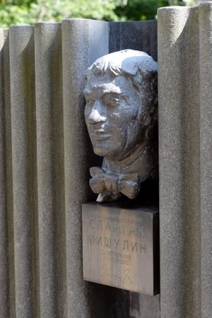 Monument on the grave of the Soviet and Russian theater and film actor Spartak Mishulin at the Vagankovsky Cemetery in Moscowのeditorial素材