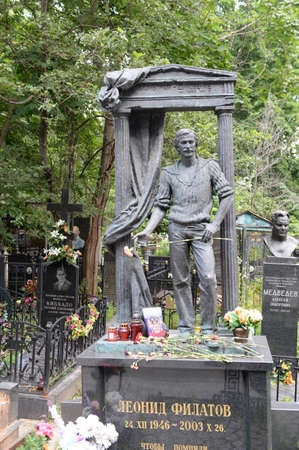 The grave of actor Leonid Filatov at the Vagankovsky Cemetery in Moscowのeditorial素材