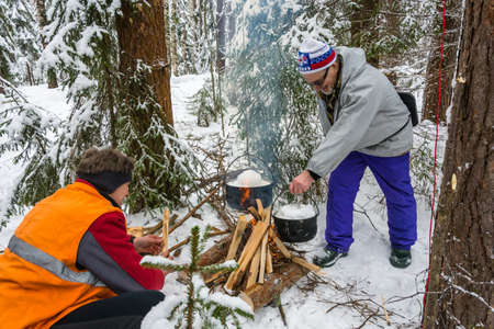 Komsomolsk district, Ivanovo region, Russia - February 21, 2016: lunch Cooking on the fire in a ski trip, February 21, 2016, Komsomolsk district, Ivanovo region, Russia.のeditorial素材