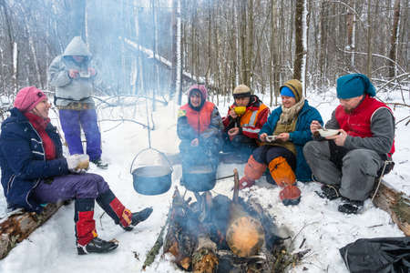Komsomolsk district, Ivanovo region, Russia - February 22, 2016: lunch Cooking on the fire in a ski trip, February 22, 2016, Komsomolsk district, Ivanovo region, Russia.のeditorial素材