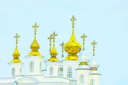 The gold and silver domes of the Russian Orthodox Church on a Sunny day.の写真素材
