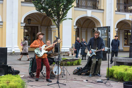 Saint-Petersburg, Russia - September 29, 2017: Street musicians on Nevsky Prospekt, September 29, 2017, Saint-Petersburg, Russia.のeditorial素材