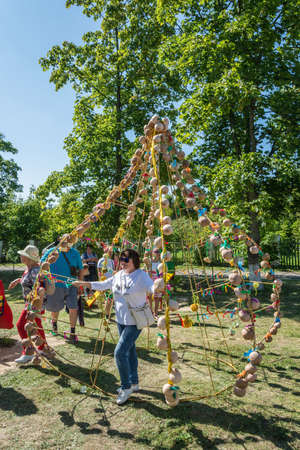 Luh, Ivanovo Region, Russia - 08/25/2018: Photo for memory in a stylized bulb at the regional festival-fair Luk-luchok August 25, 2018 in the city of Luh, Ivanovo region, Russia.のeditorial素材