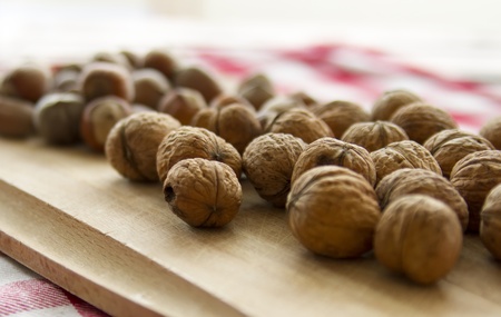group of walnuts lying on kitchen tableの写真素材