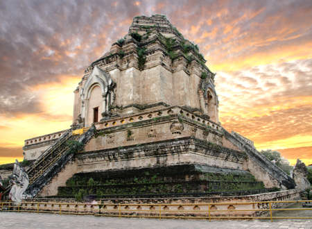 wat chedi luang in chaing mai thailandの写真素材