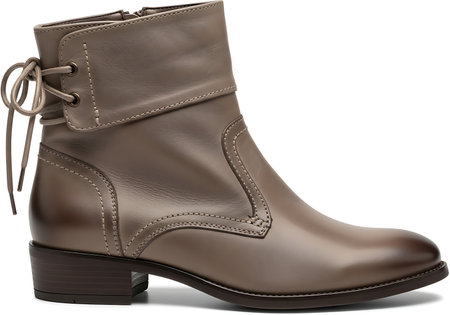 Discover chic and comfortable women's brown leather ankle boots featuring a decorative lace-up accent on the back. Perfect for adding a touch of flair to any outfit.の素材