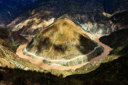Omega curve at Deqin, Shangri-laの写真素材