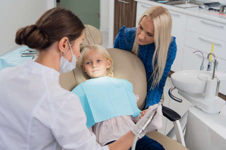 A mom with a child at the dentists appointmentの写真素材
