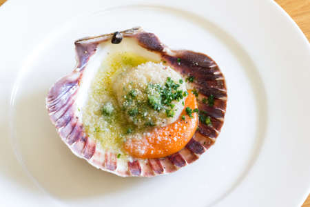 Raw  scallops au gratin