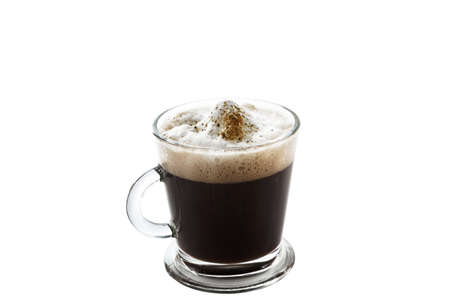 Vaso de capuchino con nata y canela
