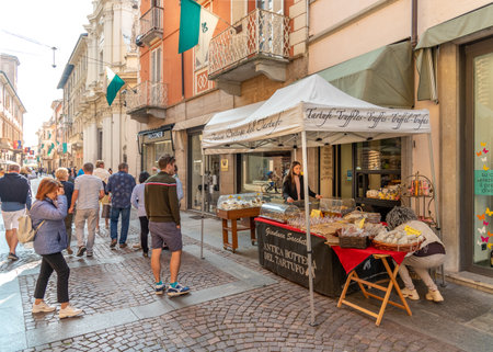 Alba, Cuneo, Piedmont, Italy - October 12, 2021:  truffles sale stall in via Vittorio Emanuele, main street pedestrian (Via Maestra), at time of truffle white Alba fairのeditorial素材