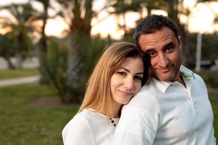 Couple in a park in Elche dressed in whiteの写真素材