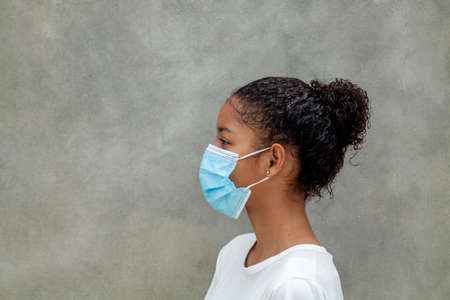 Mujer con mascarilla en posiciÃ³n corporal de alejamientoの写真素材