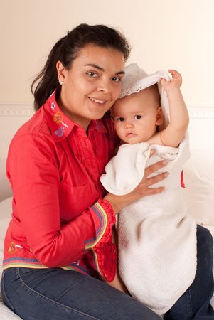 
Mother holding a baby wrapped in a bath towel
の写真素材