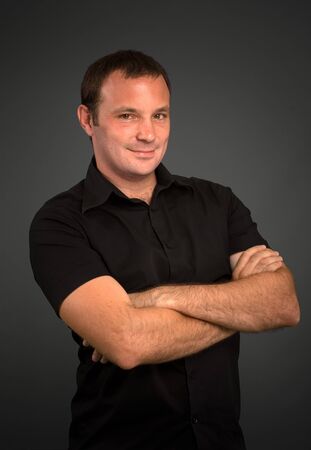 
Portrait of a man in black with his arms crossed
の写真素材