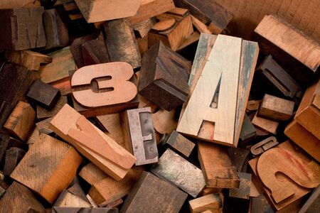 
Cardboard box with lots of wooden typescript letters

の写真素材