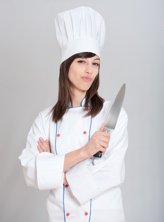 

Young female chef holding a carving knife with a funny expression

の写真素材