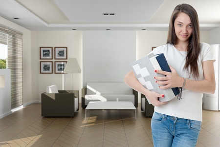 

Young woman with a pair of ring binders in a home interior

の写真素材