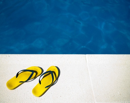 

A pair of yellow and blue sandals by a swimming pool

の写真素材