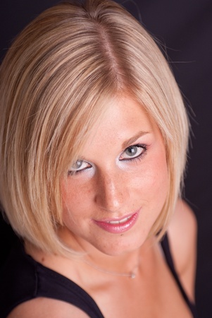 
Close-up portrait of an attractive young blonde woman against a black background

の写真素材