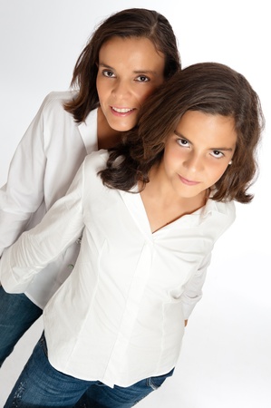 

Mom and young teenage daughter looking at the camera

の写真素材