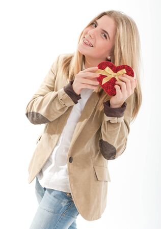 
Young teenage girl happily holding a heart shaped box

の写真素材